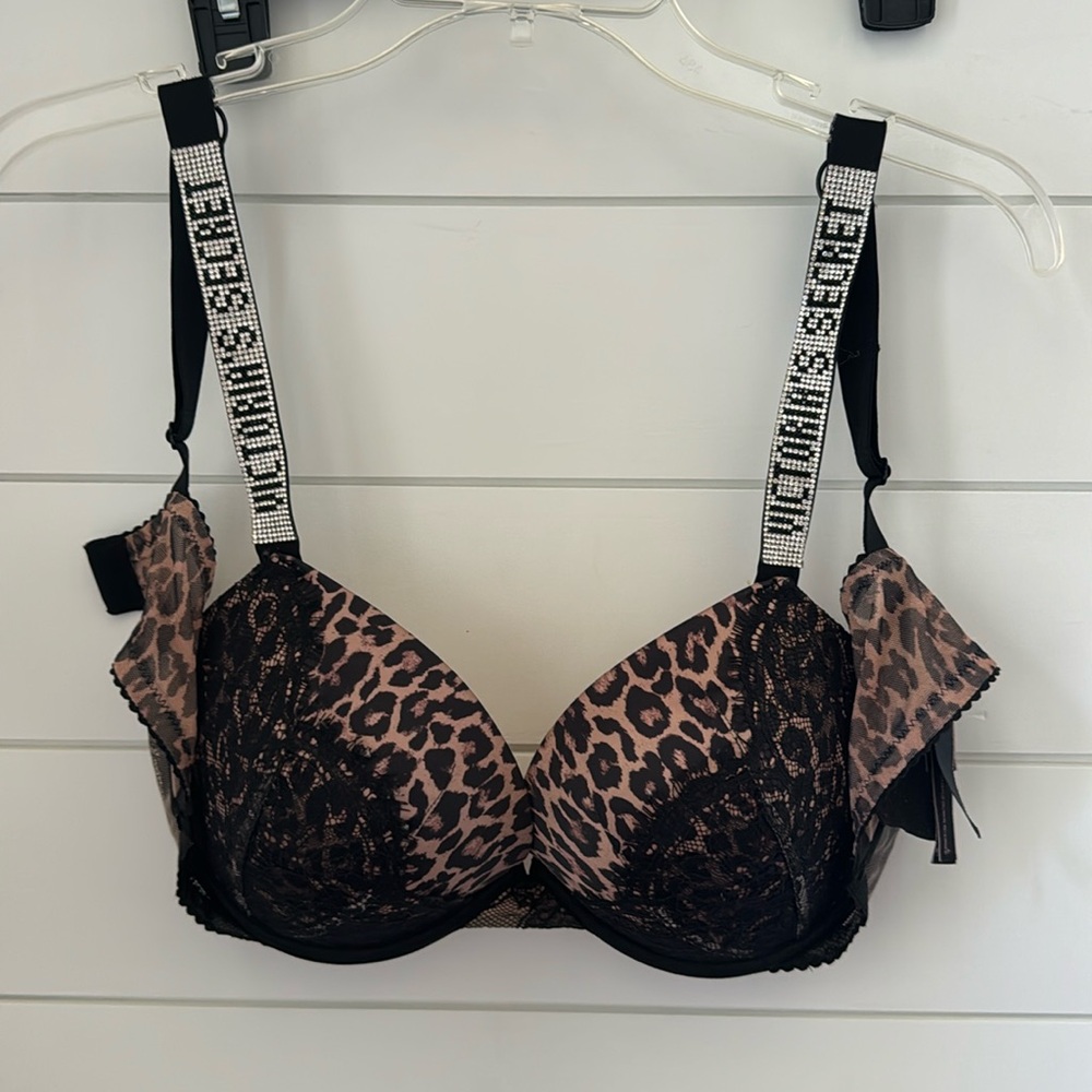 Victoria’s Secret bombshell push up bra